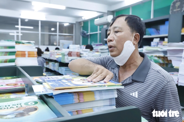 Phụ huynh xếp hàng từ sáng sớm, lặn lội hàng chục cây số mua sách giáo khoa - Ảnh 15.