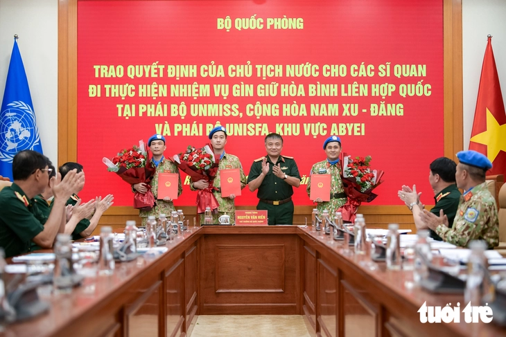 Trao quyết định của Bộ Quốc phòng Việt Nam cho sĩ quan thực hiện nhiệm vụ gìn giữ hòa bình - Ảnh 1.