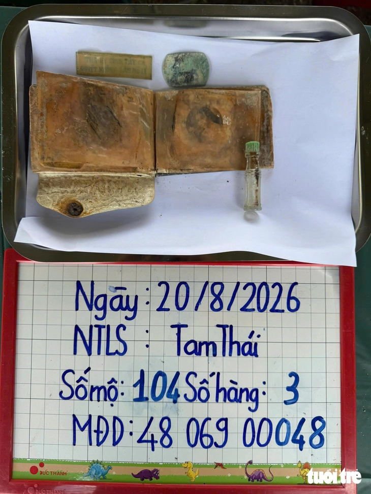 Tìm người biết thông tin cô gái trong bức ảnh đen trắng dưới phần mộ liệt sĩ ở Đà Nẵng - Ảnh 1.