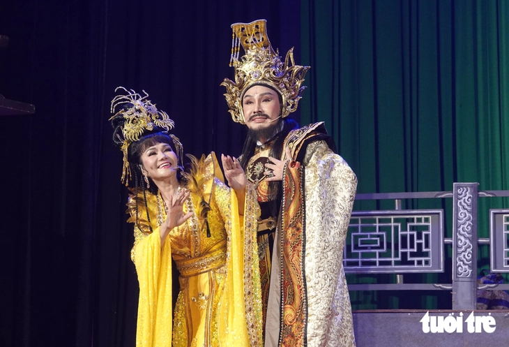 Kim Tử Long, Ngọc Huyền, Vũ Luân ‘vướng’ tình tay ba trong Giang san mỹ nhân - Ảnh 2.