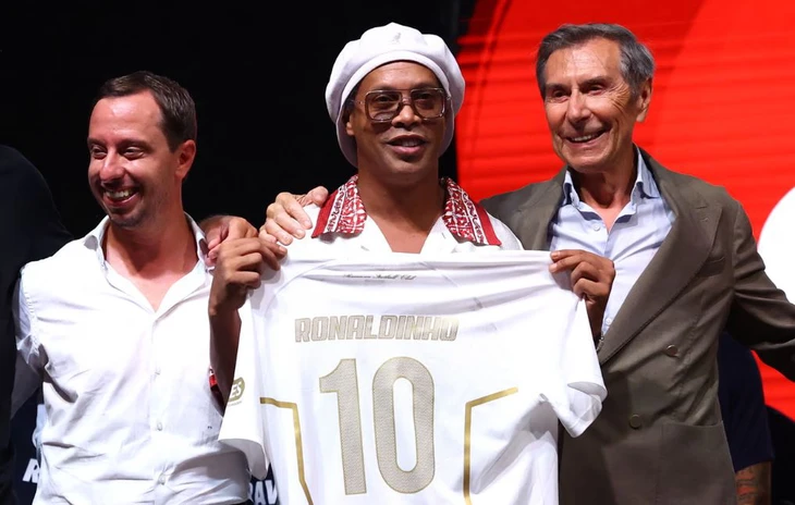Ronaldinho ra mắt CLB Ravenna, đặt mục tiêu ghi 'bàn thắng thứ 300' - Ảnh 1.