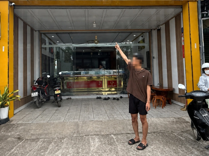 Bắt khẩn cấp sinh viên cướp giật tại tiệm vàng ở Chơn Thành - Ảnh 1.