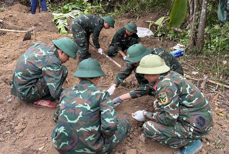 Tìm thấy 4 hài cốt liệt sĩ cùng nhiều di vật ở Quảng Trị - Ảnh 1.