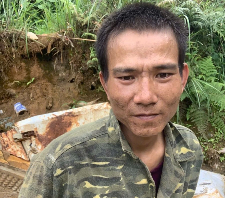 Bắt nghi phạm giết người lẩn trốn tại khu khai thác vàng ở Lào Cai - Ảnh 1.