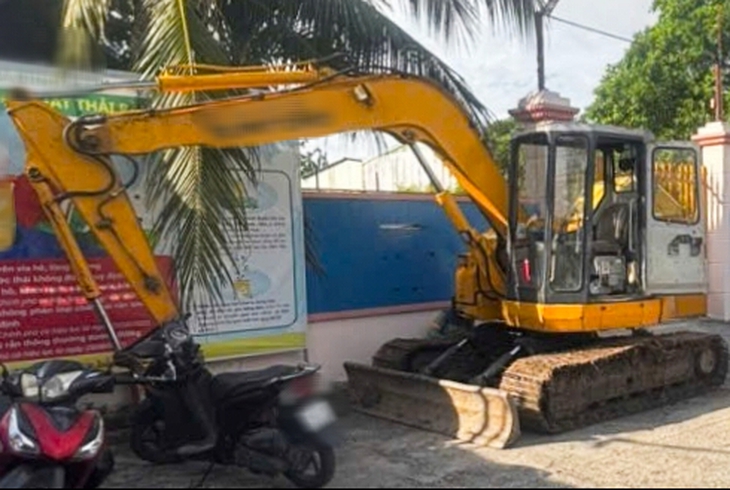 Xã Bình Chánh huy động xe cuốc hỗ trợ người dân tháo dỡ nhà, tăng tốc bàn giao mặt bằng mở rộng quốc lộ 1 - Ảnh 3.