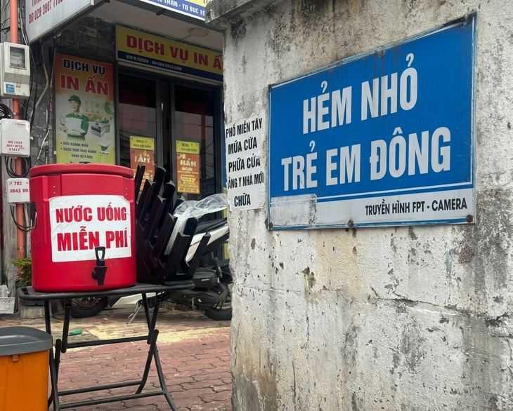 Những tấm bảng giản dị của tình người - Ảnh 1.