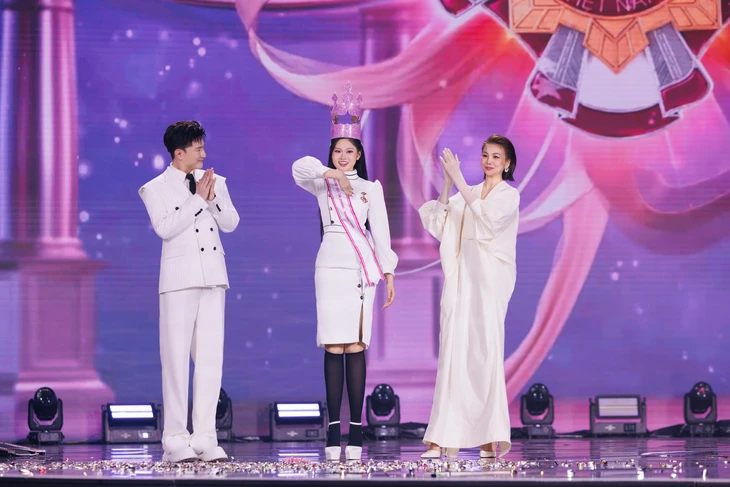 Thanh Hằng, Dược sĩ Tiến ‘quậy tưng’ cùng top 28 Hoa khôi Sinh viên Việt Nam 2026 - Ảnh 3.