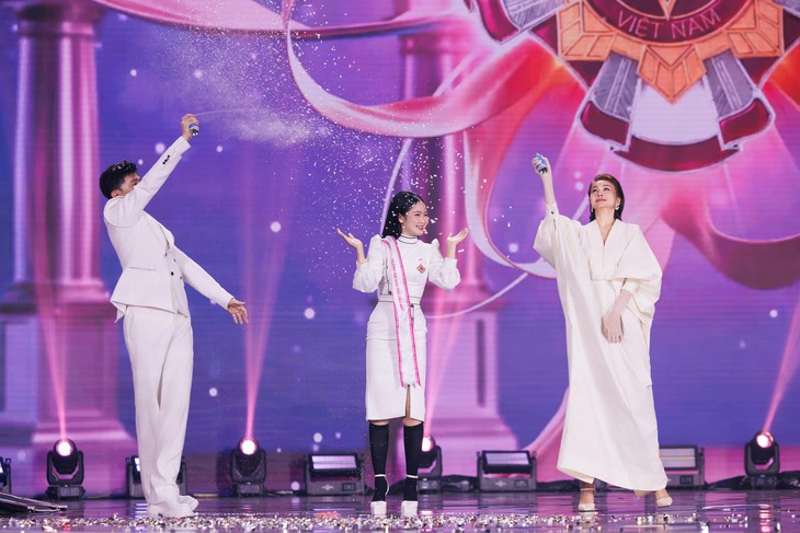 Thanh Hằng, Dược sĩ Tiến ‘quậy tưng’ cùng top 28 Hoa khôi Sinh viên Việt Nam 2026 - Ảnh 4.