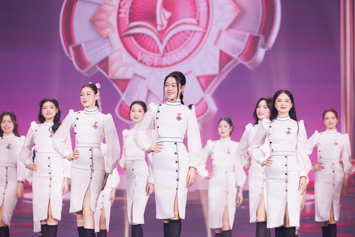 Thanh Hằng, Dược sĩ Tiến ‘quậy tưng’ cùng top 28 Hoa khôi Sinh viên Việt Nam 2026 - Ảnh 6.
