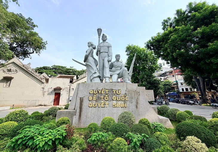 Di dời tượng đài ' Quyết tử để Tổ quốc quyết sinh ' về phía Đông hồ Hoàn Kiếm - Ảnh 1.
