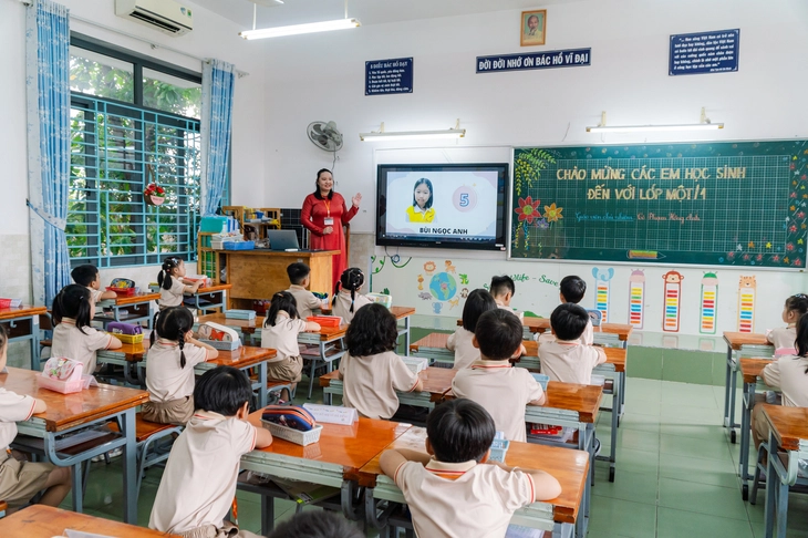 Dự kiến tiếng Anh là môn học bắt buộc từ lớp 1 - Ảnh 1.