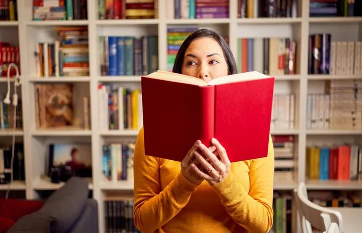 Người trẻ mua sách cũ theo mét để... trang trí - Ảnh 2.