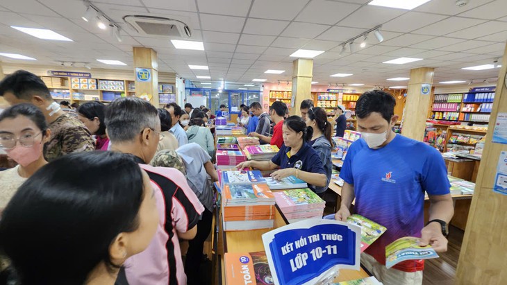 Thủ tướng: Không để tình trạng thiếu sách giáo khoa, chấn chỉnh lạm thu, dạy học thêm, thi cử - Ảnh 1.