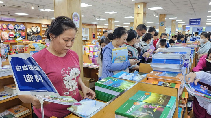 Giao lưu trực tuyến: Cung ứng sách giáo khoa cho năm học mới ra sao? - Ảnh 1.