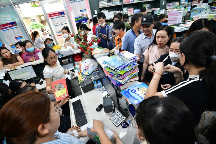 Trường lên phương án 'phụ một tay' với phụ huynh mua chưa đủ sách giáo khoa - Ảnh 1.