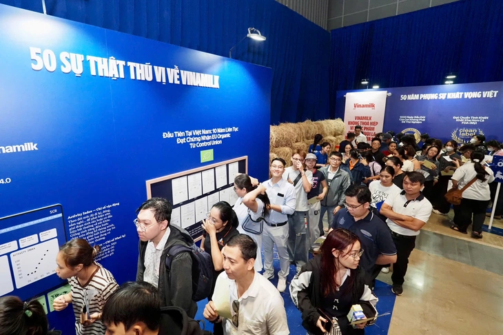 Hàng hàng lượt khách đến triển lãm "50 năm phụng sự khát vọng Việt" - Ảnh 7.