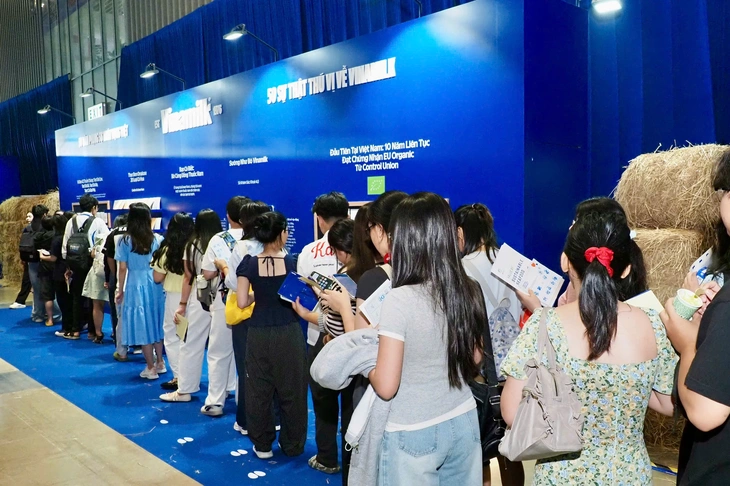 Hàng hàng lượt khách đến triển lãm "50 năm phụng sự khát vọng Việt" - Ảnh 6.