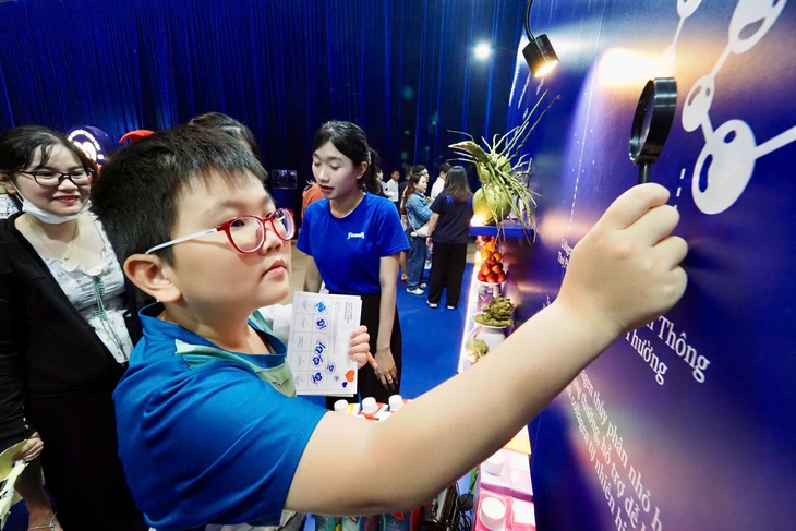 Hàng hàng lượt khách đến triển lãm "50 năm phụng sự khát vọng Việt" - Ảnh 4.