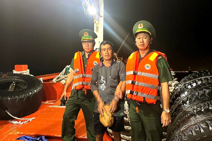 Nghi phạm hiếp dâm ở Vĩnh Long lẩn trốn trên tàu cá, bị bắt tại vùng biển Vũng Tàu - Ảnh 1.