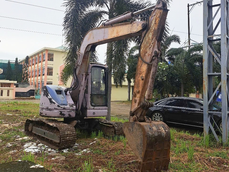 Xã Bình Chánh huy động xe cuốc hỗ trợ người dân tháo dỡ nhà, tăng tốc bàn giao mặt bằng mở rộng quốc lộ 1 - Ảnh 2.
