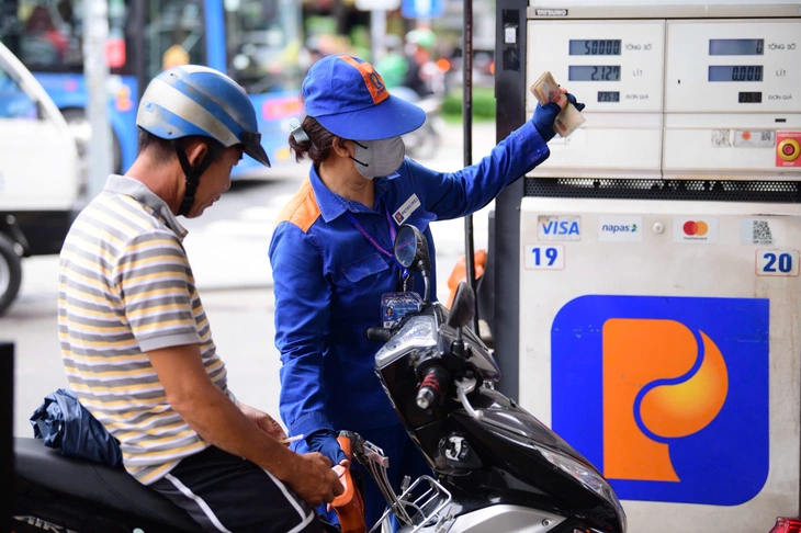 Đồng loạt tăng giá xăng dầu, dầu diesel thêm hơn 1.300 đồng/lít - Ảnh 1.