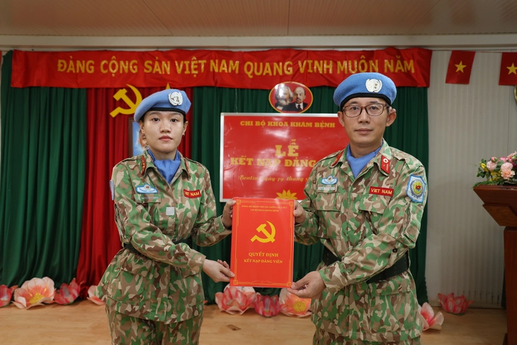Lễ kết nạp Đảng tại Bệnh viện dã chiến cấp 2 số 7 ở Nam Sudan - Ảnh 6.