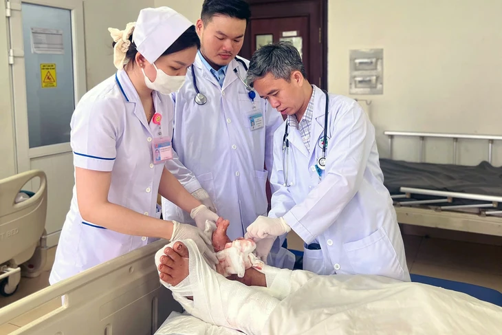 Giám đốc Sở Y tế TP.HCM đến Bệnh viện Bà Rịa biểu dương ê-kíp nối đôi chân gần đứt lìa - Ảnh 2.
