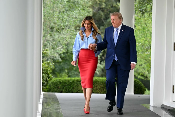 Bà Trump dịu dàng bên chồng sau một tháng vắng bóng kèm tin đồn - Ảnh 1.