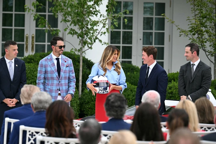 Bà Trump dịu dàng bên chồng sau một tháng vắng bóng kèm tin đồn - Ảnh 2.