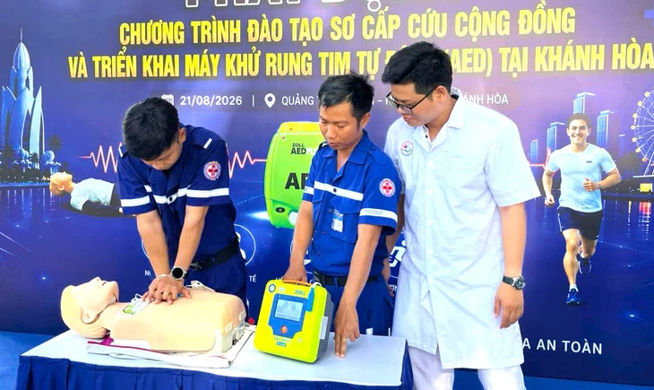 Lắp máy cấp cứu tim tại bờ biển, sân bay, trường học, khu dân cư - Ảnh 2.