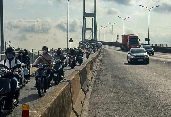 Cầu Phú Mỹ gắn lại dải phân cách, người đi xe máy đỡ lo khi xổ dốc - Ảnh 2.
