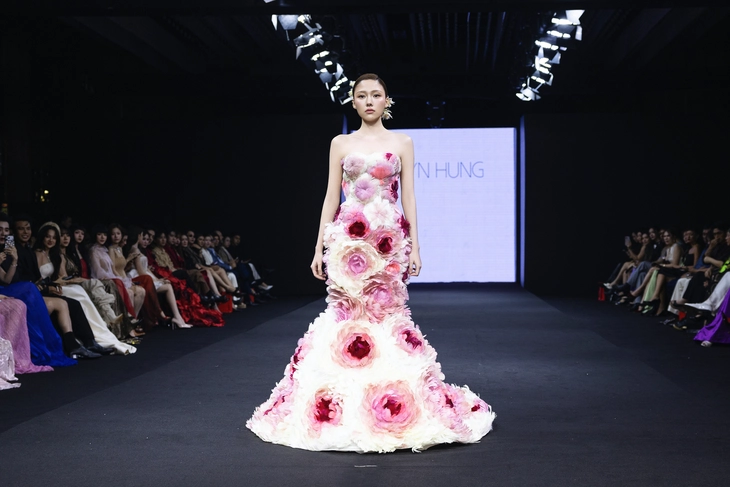 Ngô Thanh Vân cùng con gái làm vedette show thời trang Trần Hùng - Ảnh 3.