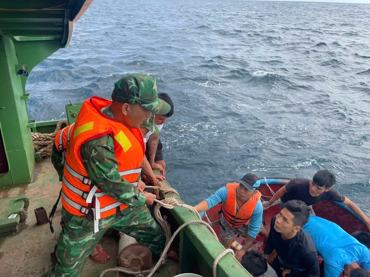 Tàu cá phá nước chìm giữa biển, cứu sống 12 ngư dân - Ảnh 1.