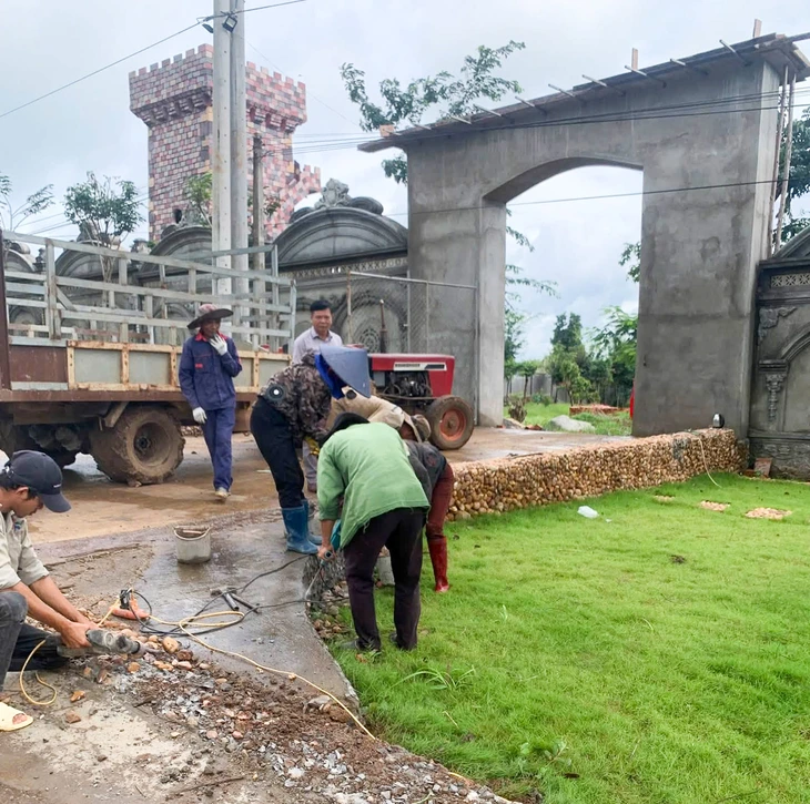 Vụ xây cổng hoành tráng lấn chiếm quốc lộ 25: Chủ công trình chấp hành tháo dỡ - Ảnh 1.