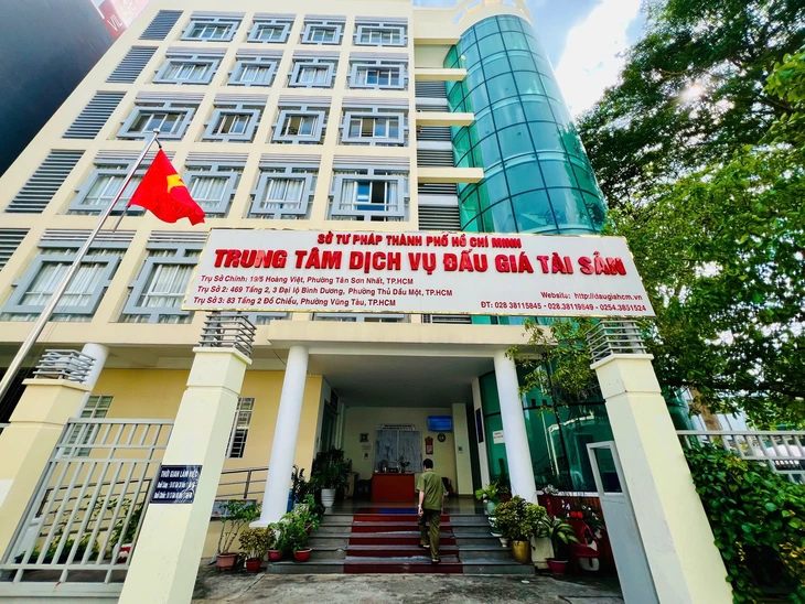 Đấu giá bộ trang sức kim cương của bà Trương Mỹ Lan: Đã có người trúng đôi bông tai với giá 9,4 tỉ đồng - Ảnh 2.
