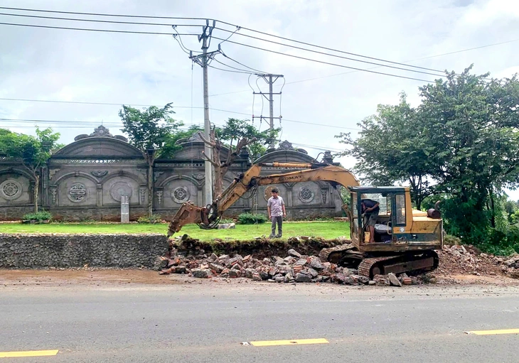 Vụ xây cổng hoành tráng lấn chiếm quốc lộ 25: Chủ công trình chấp hành tháo dỡ - Ảnh 3.