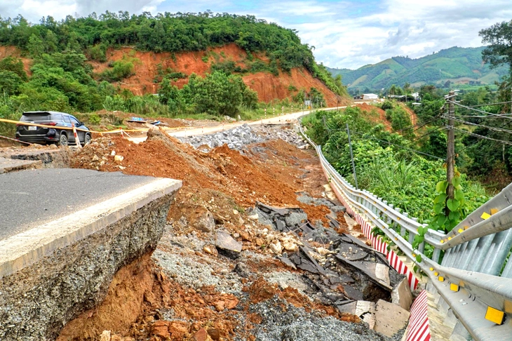 Dừng lưu thông tạm thời để khắc phục sạt lở trên đèo Khánh Lê - Ảnh 2.