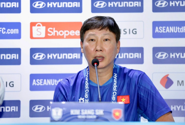 HLV Kim Sang Sik họp báo trước chung kết lượt đi gặp Thái Lan - Ảnh 1.