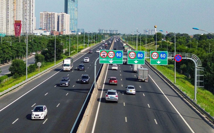 Dừng ngay làn trái cao tốc chỉ để kiểm tra xe sau va chạm nhẹ, 3 người bị tông tử vong - Ảnh 5.