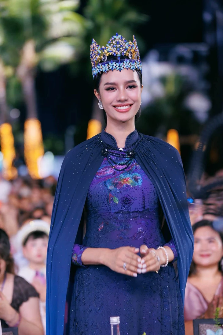 Áo dài Opal Suchata mặc tại Miss World 2026 gây tranh luận - Ảnh 2.