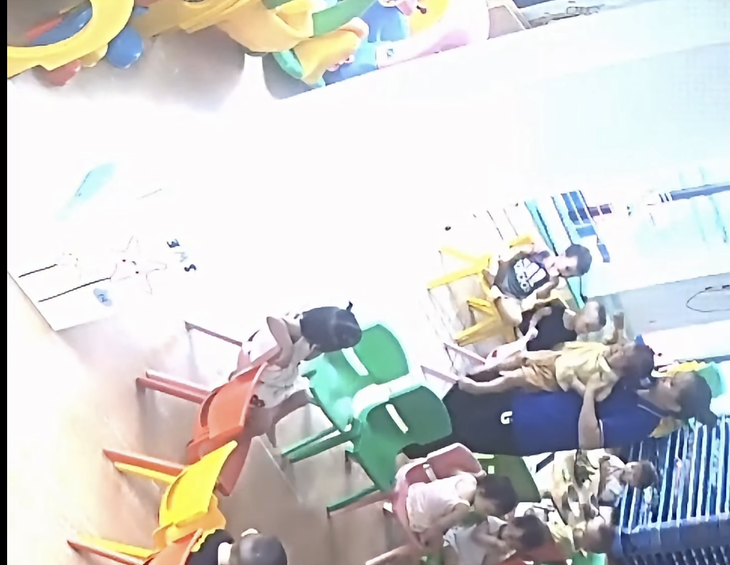 Lãnh đạo Hà Nội chỉ đạo làm rõ vụ cô giáo mầm non đưa bé gái 22 tháng tuổi vào góc khuất để đánh - Ảnh 1.