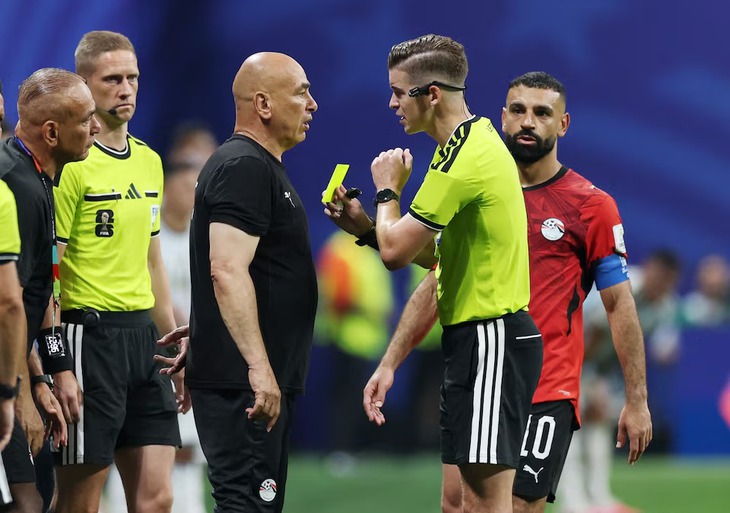 Tố FIFA 'ưu ái Messi', HLV và cầu thủ Ai Cập đối mặt án phạt nặng - Ảnh 1.