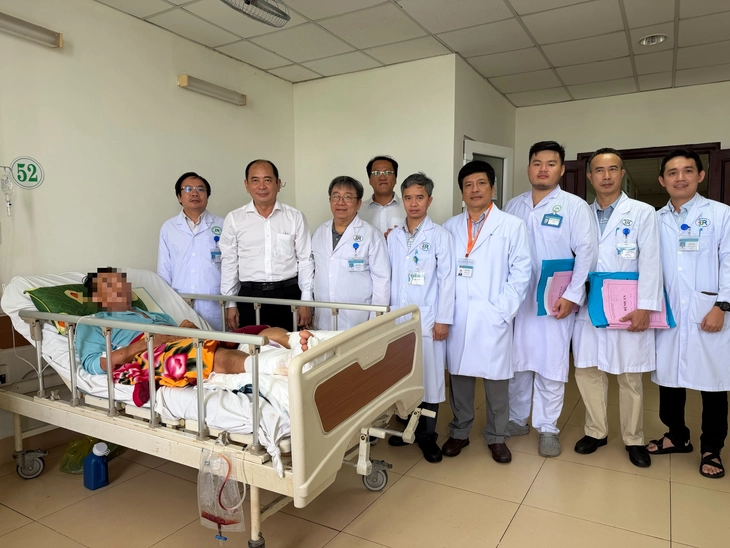 Giám đốc Sở Y tế TP.HCM đến Bệnh viện Bà Rịa biểu dương ê-kíp nối đôi chân gần đứt lìa - Ảnh 1.