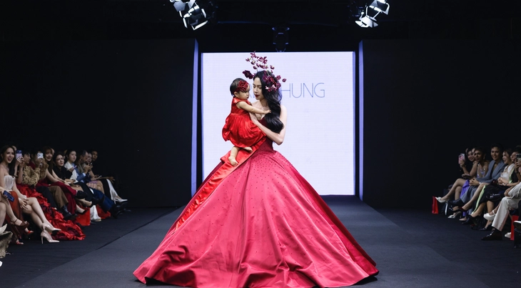 Ngô Thanh Vân cùng con gái làm vedette show thời trang Trần Hùng - Ảnh 1.