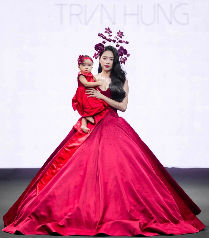 Ngô Thanh Vân cùng con gái làm vedette show thời trang Trần Hùng - Ảnh 2.