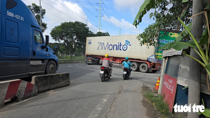 Bãi xe container lớn nhất đường Võ Chí Công vừa đóng lại tạm mở để di dời hàng hóa - Ảnh 1.