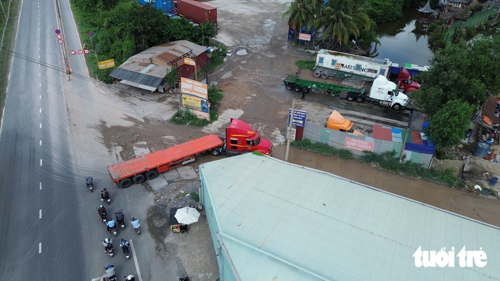 Bãi xe container lớn nhất đường Võ Chí Công vừa đóng lại tạm mở để di dời hàng hóa - Ảnh 10.