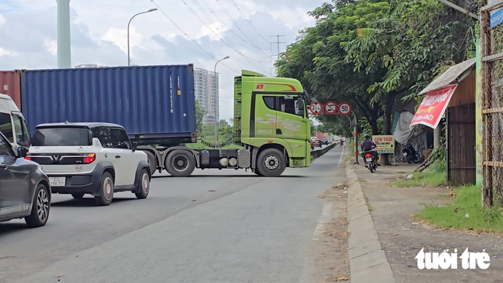 Bãi xe container lớn nhất đường Võ Chí Công vừa đóng lại tạm mở để di dời hàng hóa - Ảnh 11.