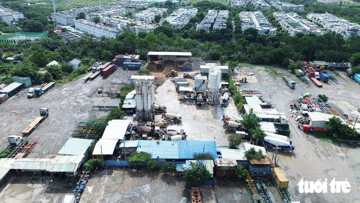 Bãi xe container lớn nhất đường Võ Chí Công vừa đóng lại tạm mở để di dời hàng hóa - Ảnh 5.
