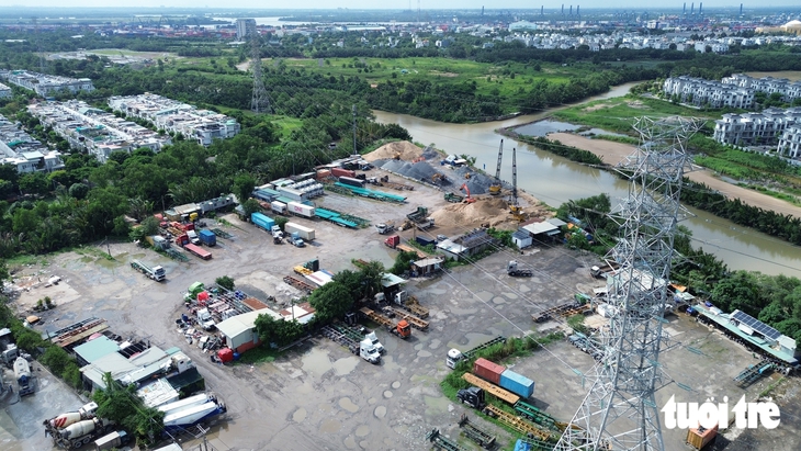 Bãi xe container lớn nhất đường Võ Chí Công vừa đóng lại tạm mở để di dời hàng hóa - Ảnh 6.